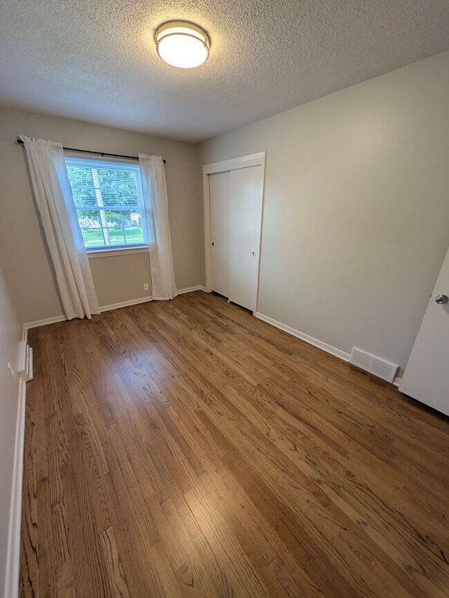 Building Photo - 1216 Robin Dr