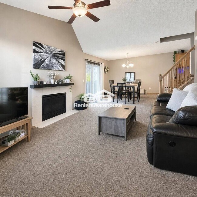 Building Photo - 2BD/1.5BA Townhome in New Prague Available 8/3!