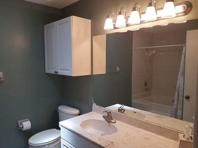 Building Photo - Beautiful Townhome 2 Bedroom 2.5 Bathroom
