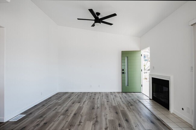 Building Photo - 215 Moonstone St