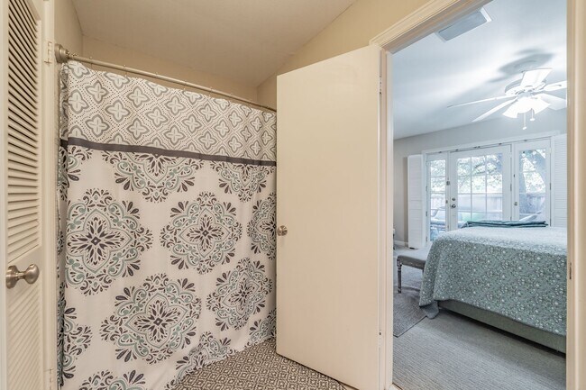 Building Photo - Coming Soon! Spacious 3 Bed, 2 Bath Duplex in the Heart of Overton West
