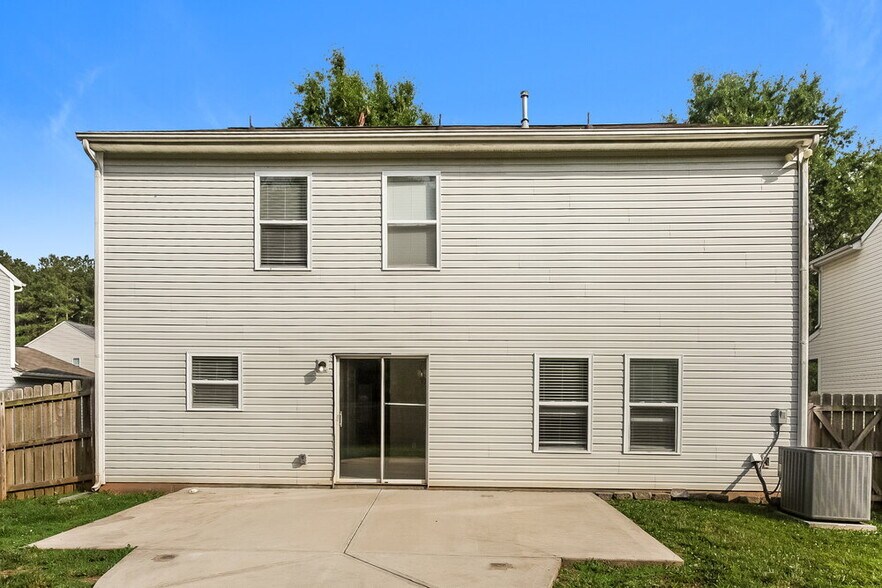 Building Photo - 4024 Larkhaven Village Dr
