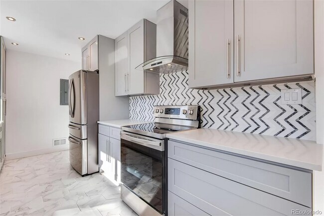 Building Photo - Gorgeous 5 Bedroom 2 1/2 Bathroom Littleto...