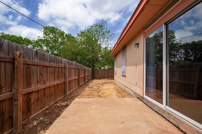 Building Photo - 508 Gregory Ct