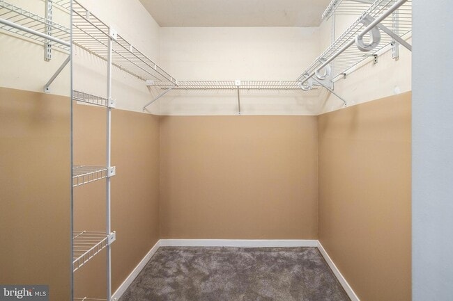 Building Photo - 5213 Le Parc Dr
