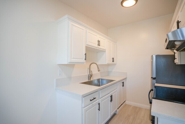 Building Photo - 825 W 167th St