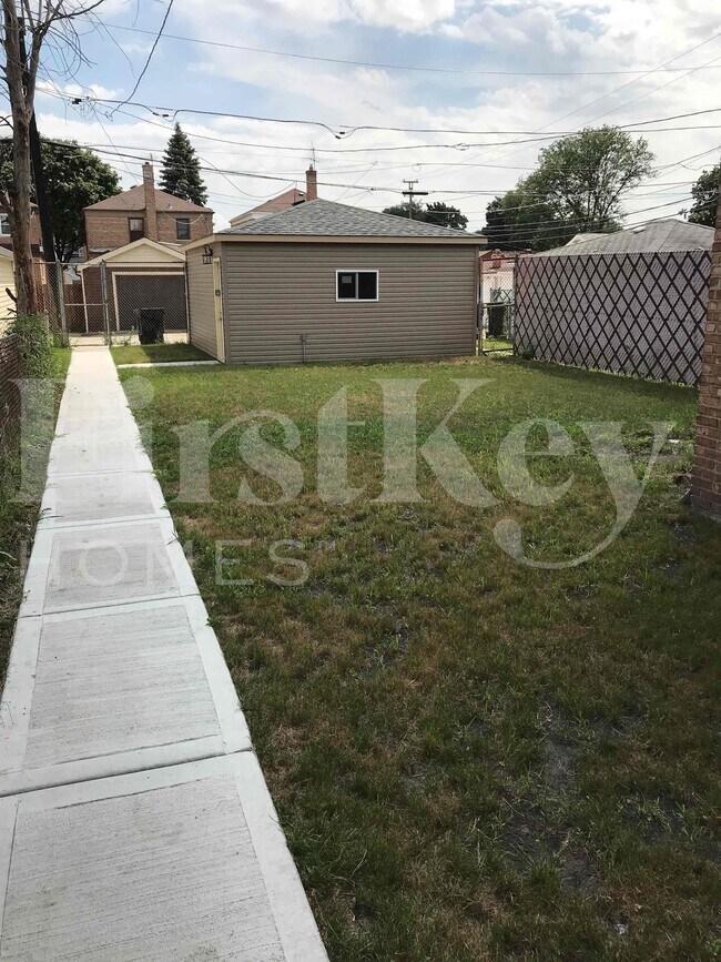 Building Photo - 2607 W 81st St