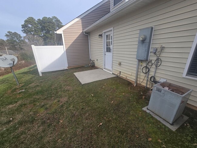 Building Photo - Welcome to this charming townhome in desirable Brambleton!