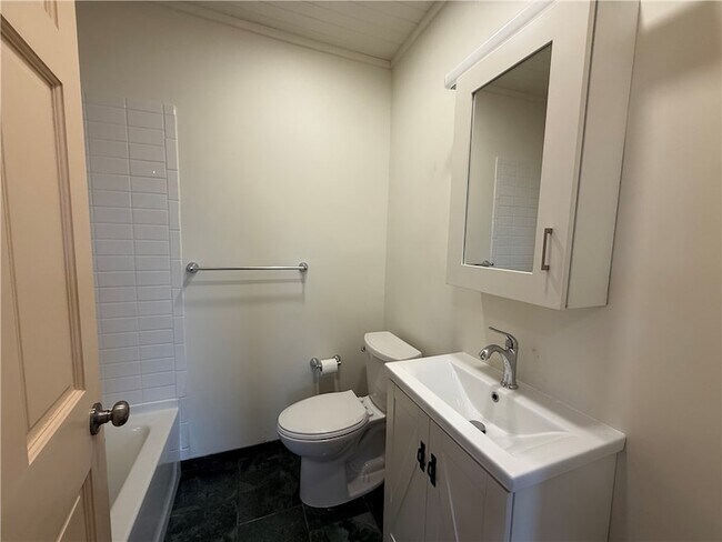 Building Photo - 260 Oak Ave