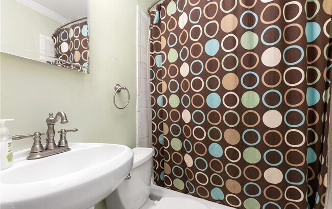 Building Photo - Amazing 2 bedroom 1 bathroom for rent!