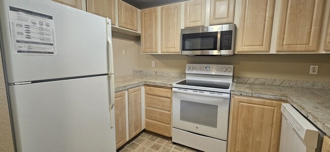 Building Photo - 11112 NE 124th Ln