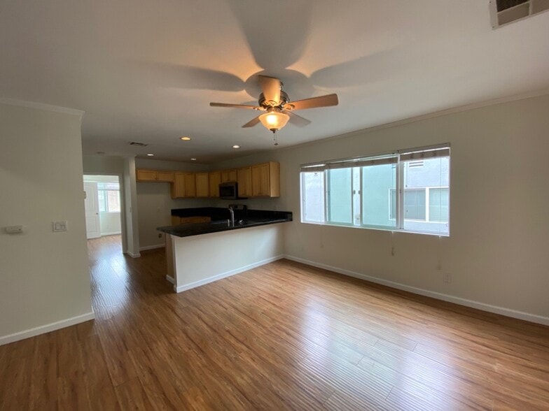 Building Photo - 5540 Franklin Ave