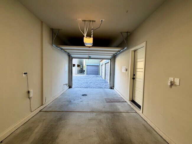 Building Photo - GATED 4 BED 2.5 BATH 2 CAR GARAGE SINGLE FAMILY HOME w/ LOFT, BEDROOM DOWNSTAIRS, NEXT TO COMMUNI...