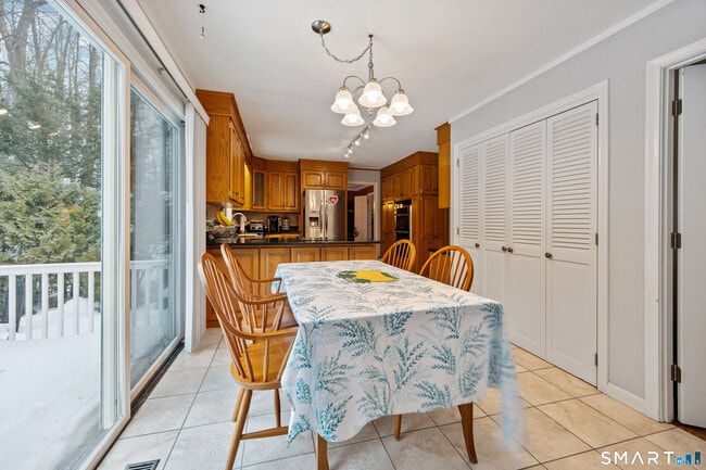 Building Photo - 10 Candlewood Ln