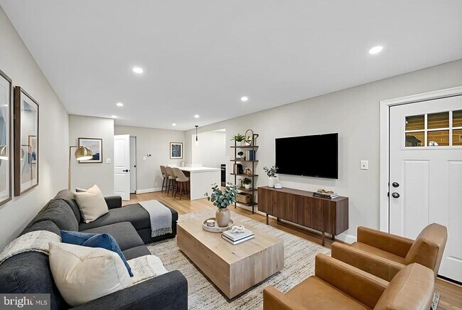 Building Photo - 119 Victor St NE