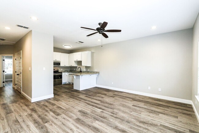 Building Photo - 3 Bed/ 3Bath townhome with Roof top Deck!