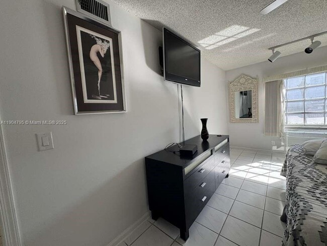 Building Photo - 6253 Bay Club Dr