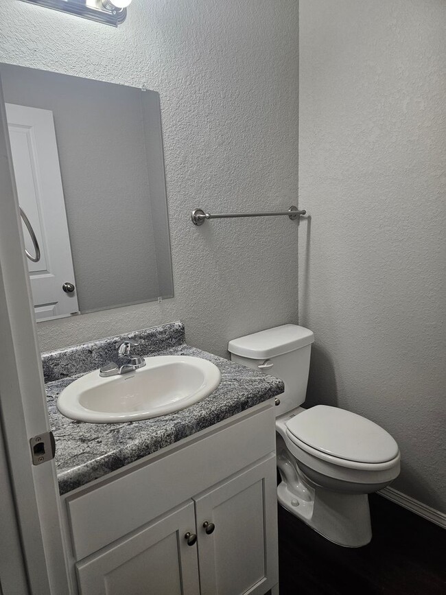 Building Photo - Beautiful New Townhomes in Alma!