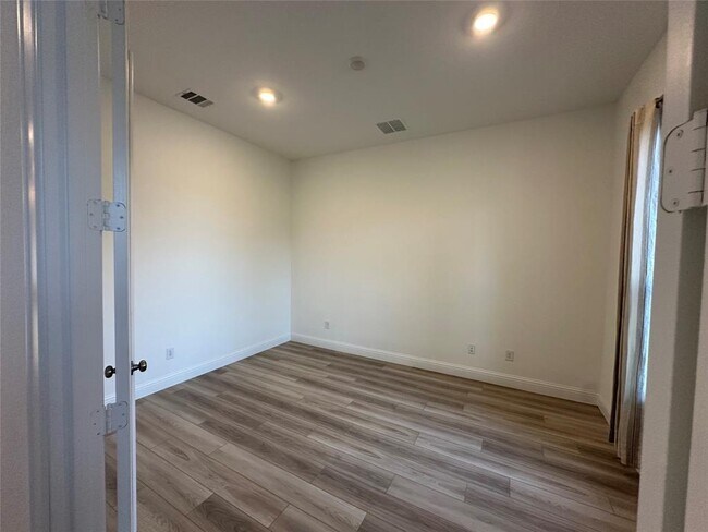 Building Photo - 4802 Avon Ridge Way