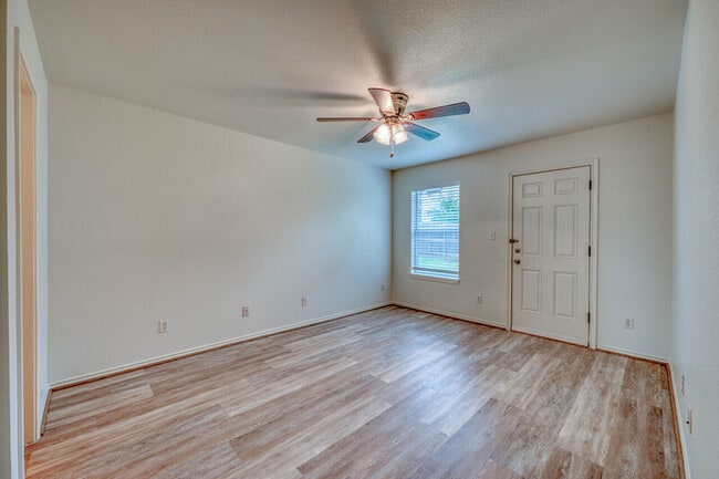 Building Photo - 1511 N Claremont Cir