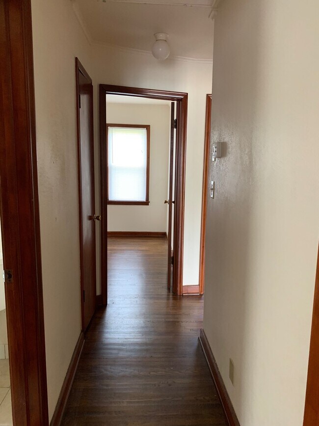 Building Photo - Adorable 3 Bd 1 ba w/ garage