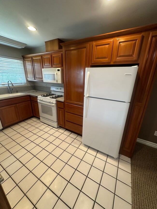 Building Photo - Beautifully landscaped 3BR/2BA house in La...