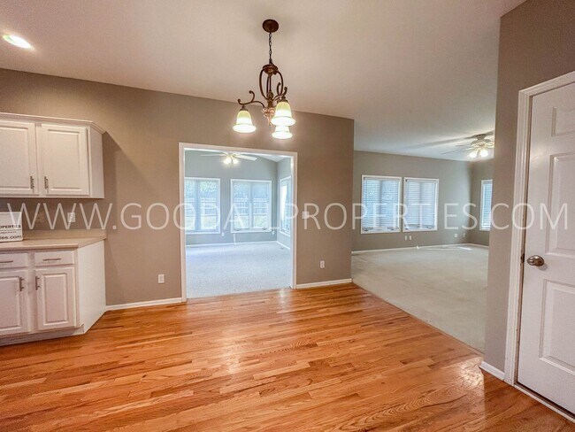 Building Photo - 3 Bedroom Single-Family home in West Des Moines with a fully fenced in yard!