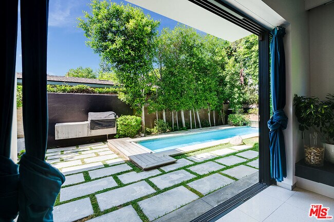 Building Photo - 4233 Shadyglade Ave