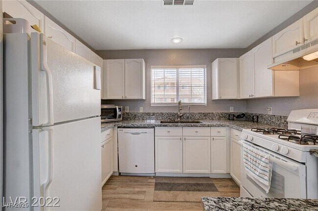 Building Photo - 352 Amber Pine St