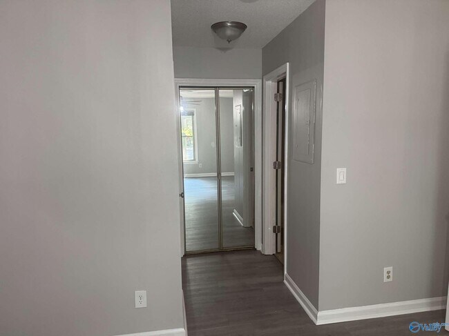 Building Photo - 2071 Woodlawn Dr SW