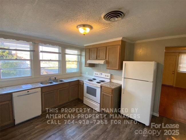 Building Photo - 1110 S Main St