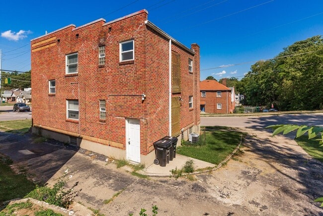 Building Photo - 1286 Quebec Rd