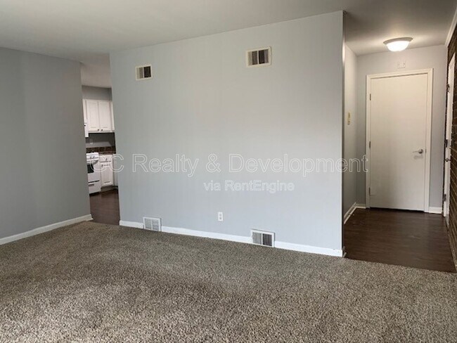 Building Photo - 12 Simpson St