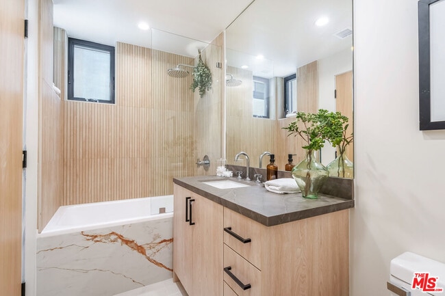 Building Photo - 1859 Barry Ave