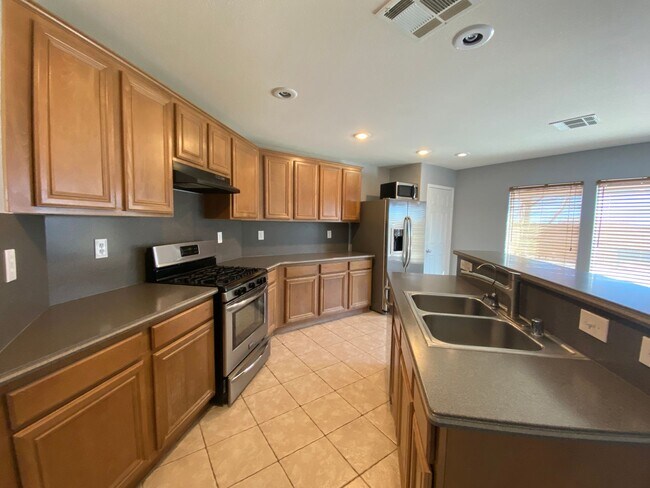 Building Photo - COZY 3 BEDROOM / 2.5 BATH HOME