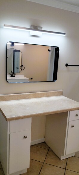 Building Photo - 1542 E Perry St