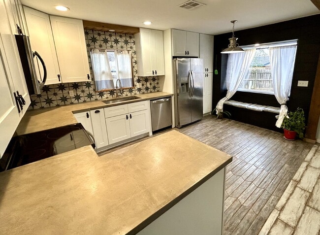 Building Photo - Beautiful Farmhouse 3 Bed / 2 Bath — Section 8 Accepted!