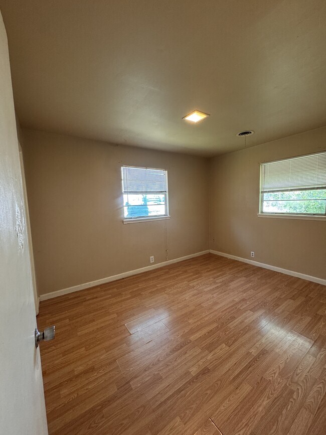 Building Photo - 1520 Roanoke Dr