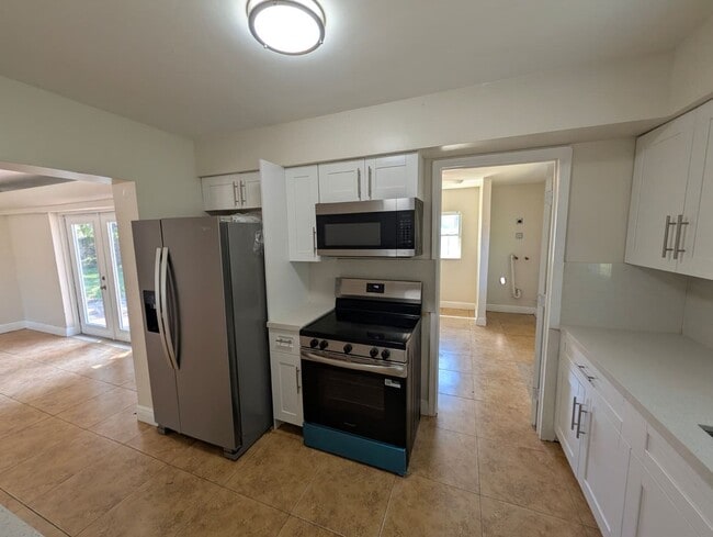 Building Photo - Spacious 3BR Rental with Outdoor Living Space
