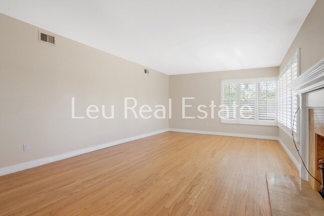 Building Photo - 6640 S Land Park Dr