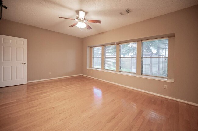 Building Photo - 1114 Gulfton Dr