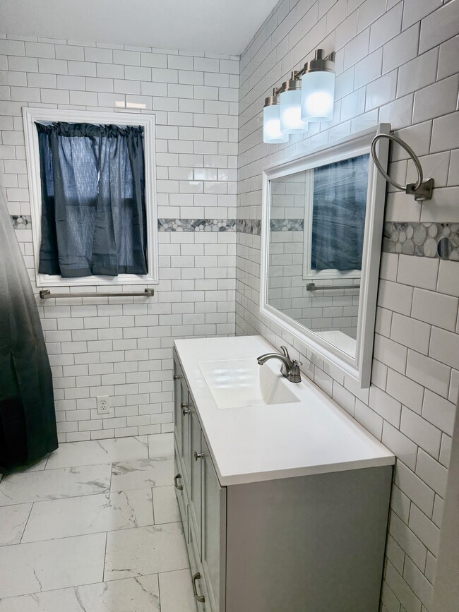 Building Photo - 986 S Hope Ave