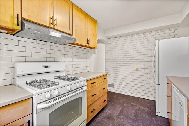 Building Photo - AVAILABLE AUGUST 1ST! STUNNING 3 BEDROOM IN BEECHVIEW!