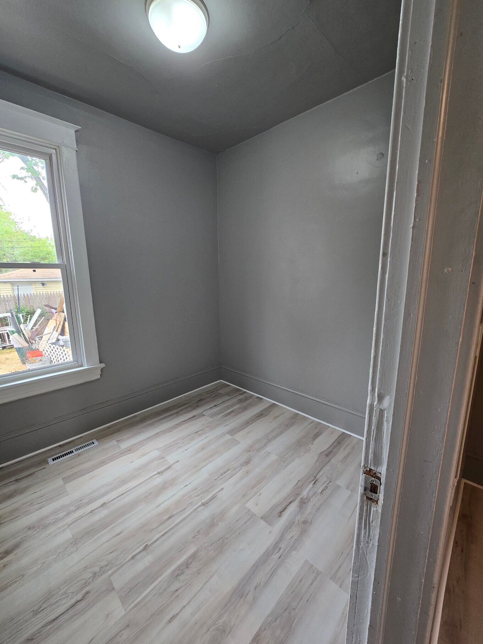 Building Photo - 1608 W Lincoln Ave