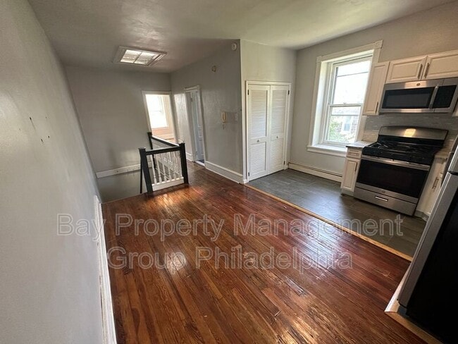 Building Photo - 435 E Walnut Ln