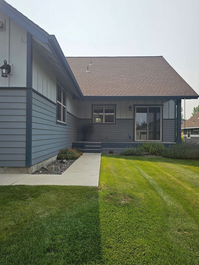 Building Photo - 1082 SE Yarrow Ave
