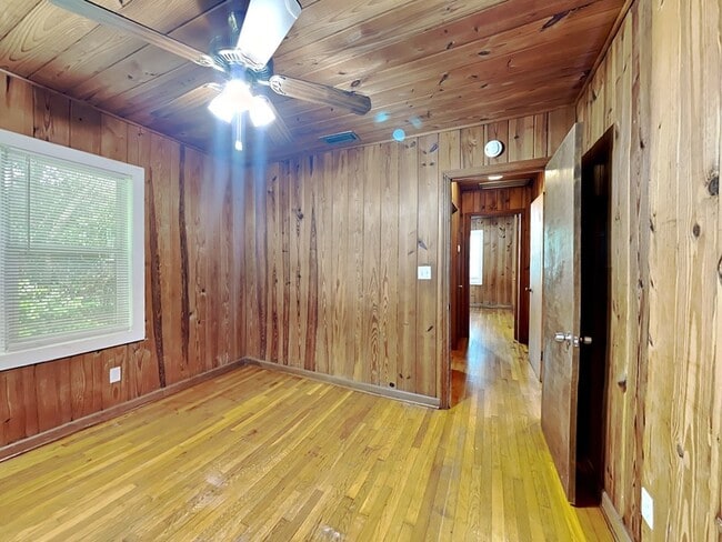 Building Photo - 1740 N Shore Terrace