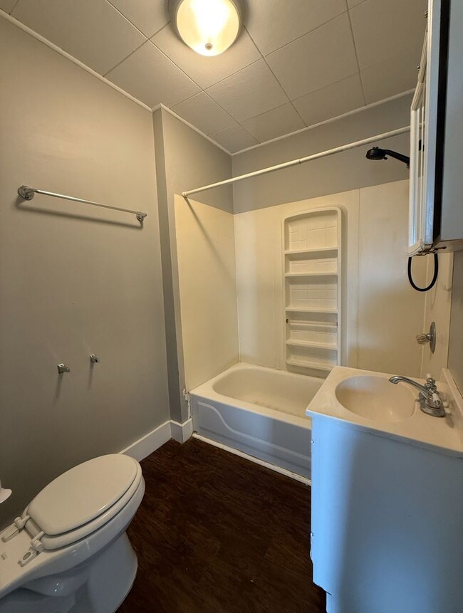 Building Photo - Upstairs 2 Bedroom 1 Bath