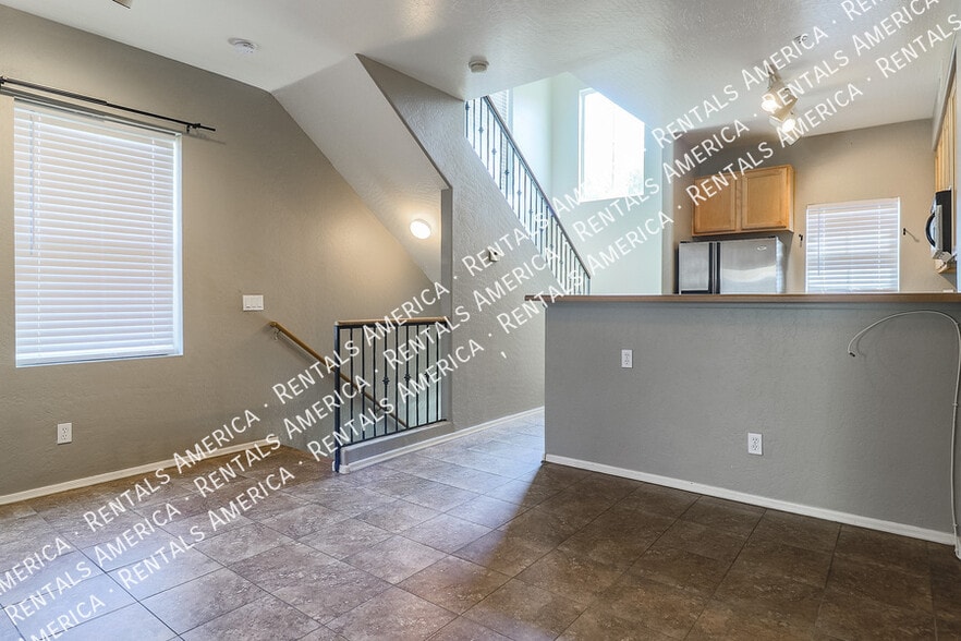 Building Photo - 747 N Port Dr