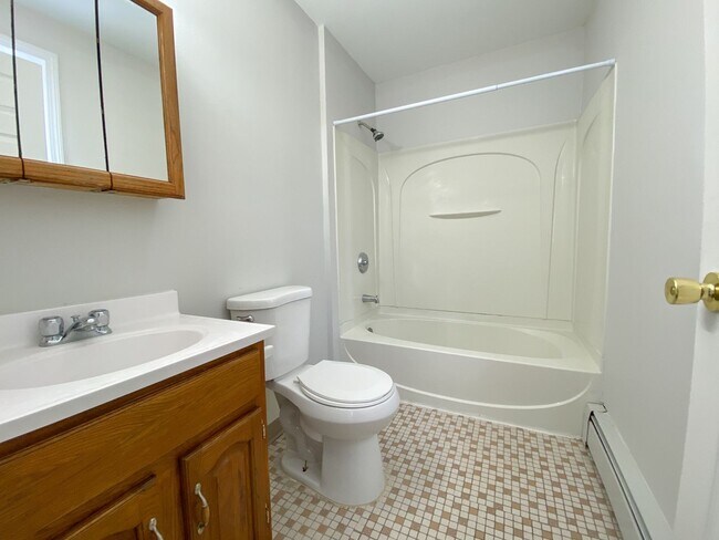 Building Photo - Gorgeous single-family home near Hartford Hospital